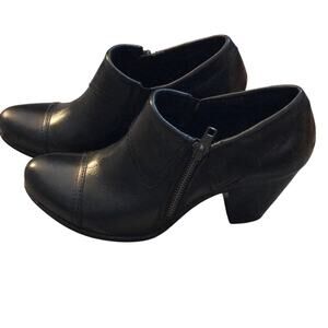 Born BOC black leather booties in EUC